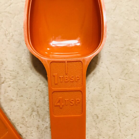 Vintage Tupperware Orange Measuring Spoons 1970's 7 piece - Picture 4 of 7